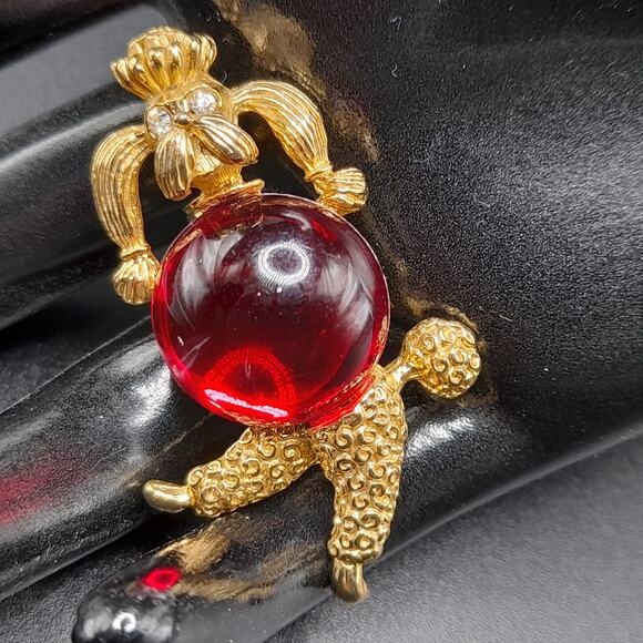 Vintage Poodle Brooch, Gold Tone, Red Glass Cabochon, 1960s Dog Pin - Picture 6 of 10